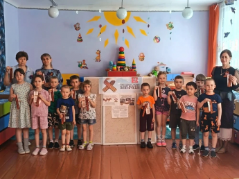 Символ Победы в руках наших детей! 