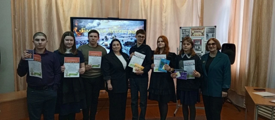На веки в памяти народной непокоренный Ленинград