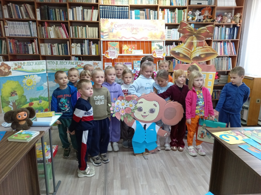 Чебурашка идет в школу