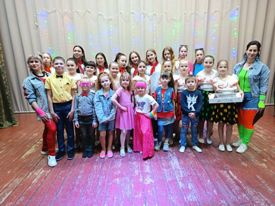 Праздничная программа «Весенняя дискотека в стиле 90 - х»
